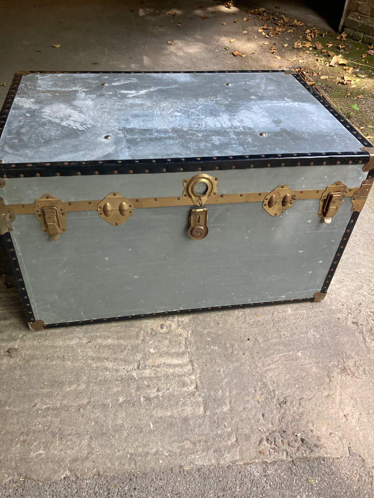 Large vintage storage box can deliver