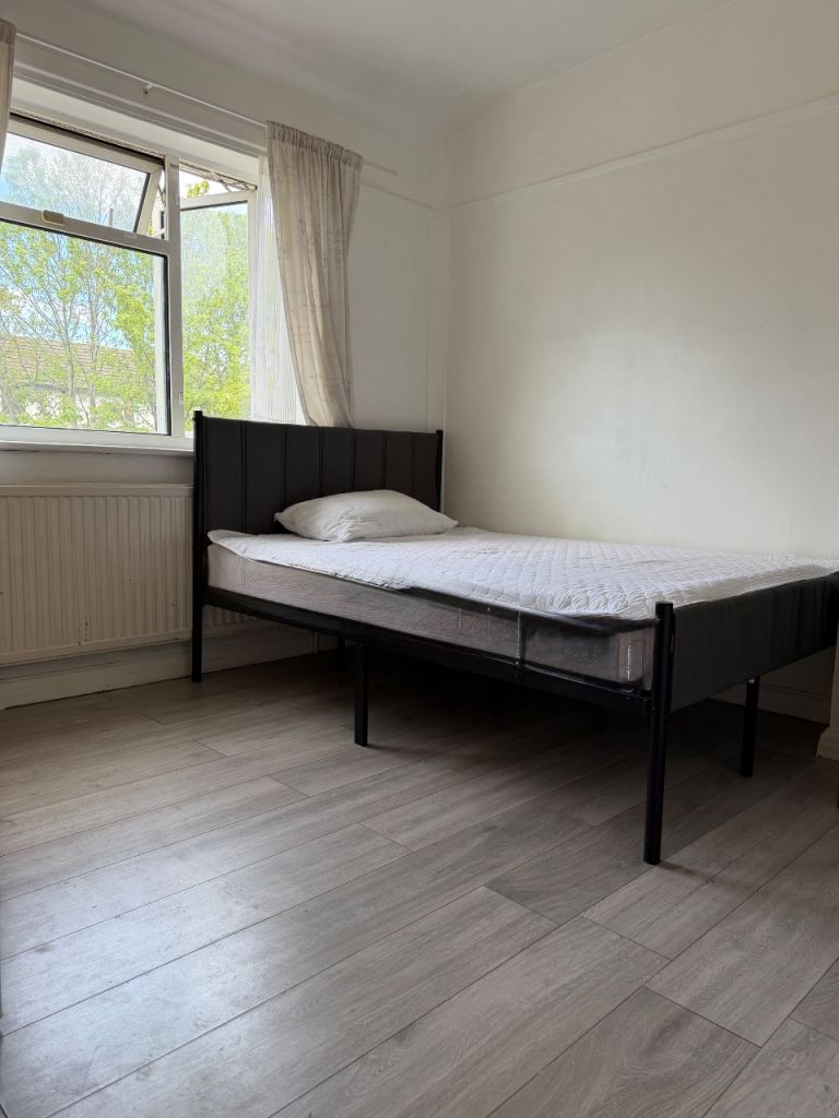 A room with double bed less than 5 minutes walk to Greenford Station 