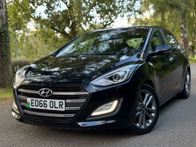 HYUNDAI I30 PREMIUM 1.6CRDI - IMMACULATE - QUICK SALE NEW CAR 