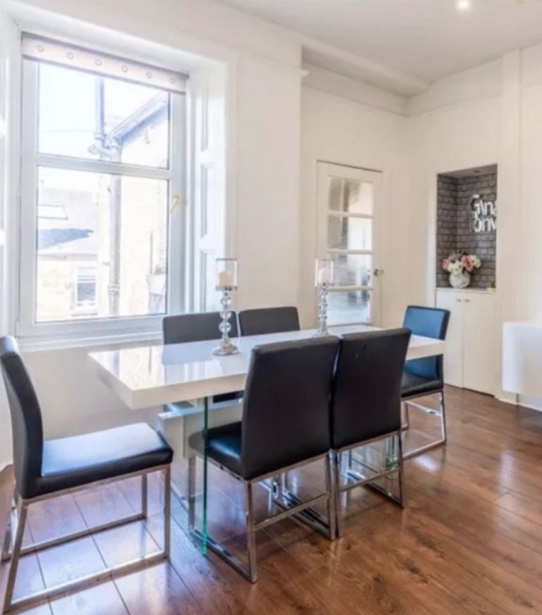 Extendable white dining table & chairs 