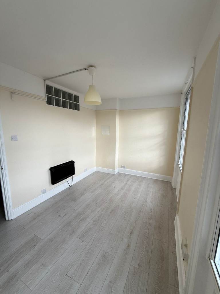 Modern 1-Bedroom Flat for Sale Near Reading Town Centre – Guide Price £203,900