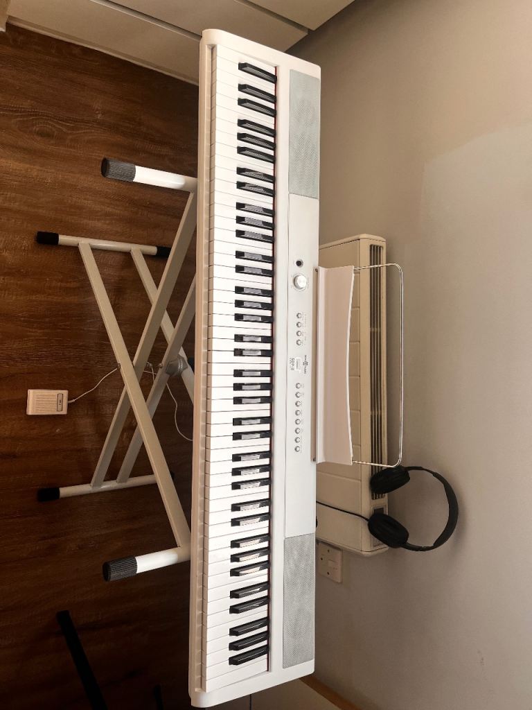 🎹 Digital Piano with earphones, pedal, piano standing included!