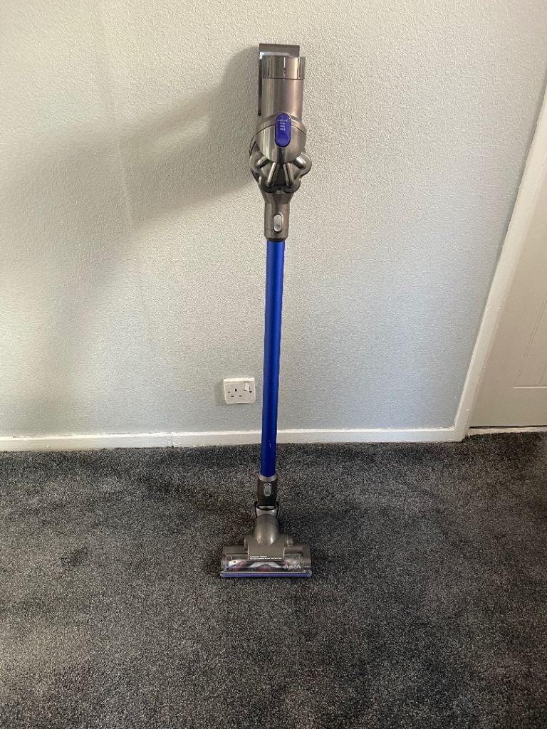 DYSON VACUM XL CORDLESS WITH CHARGER & ATTACHMENTS EXCELLENT  
