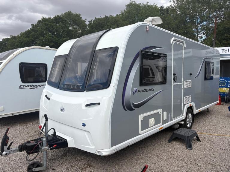 BAILEY PHOENIX+ 640 - REAR FIXED ISLAND BED CARAVAN + MOTORMOVER 