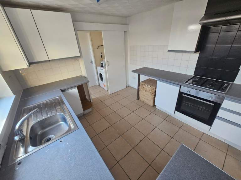 Spacious 3 bedroom maisonette + water included + Parking space optional