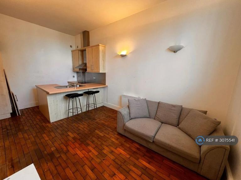 1 bedroom flat in Eastgate, Leeds, LS2 (1 bed) (#3075541)