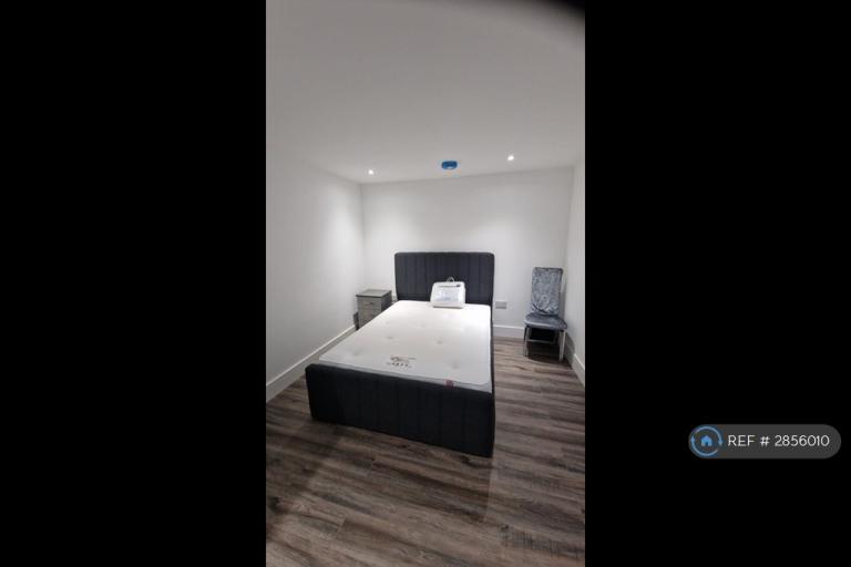 2 bedroom flat in Priory St, Carmarthen, SA31 (2 bed) (#2856010)