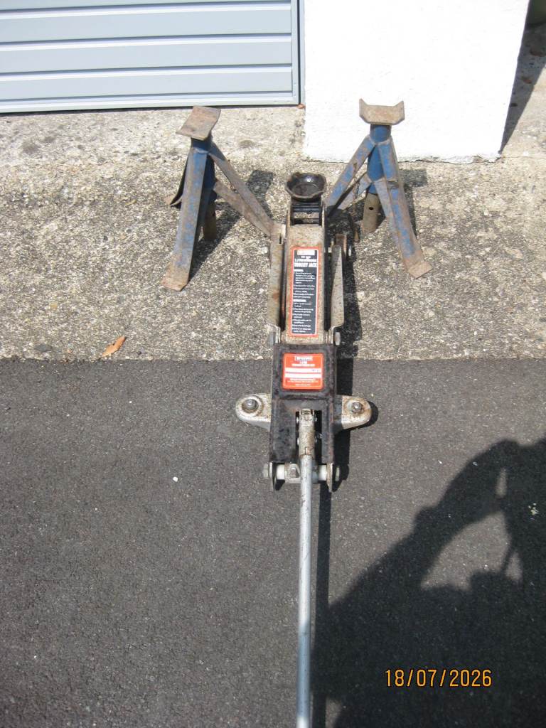 HYDRAULICK  CAR LIFTER AND TWO CAR SUPPORTS
