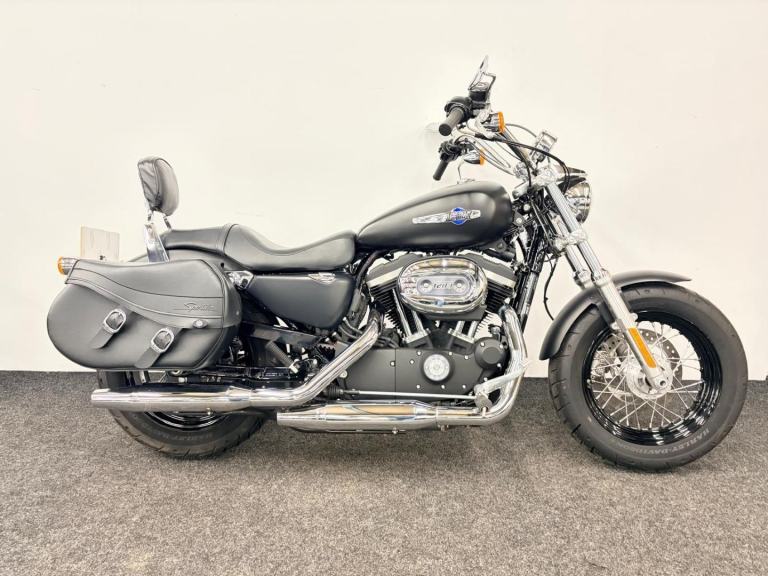 HARLEY XL1200C CUSTOM ** 12 MONTH MOT - PANNIERS - FORWARD CONTROLS ** 