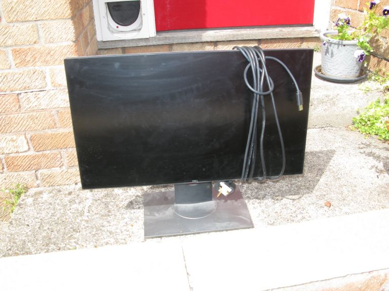 Black Dell Computer Monitor with Cables – Good Condition
