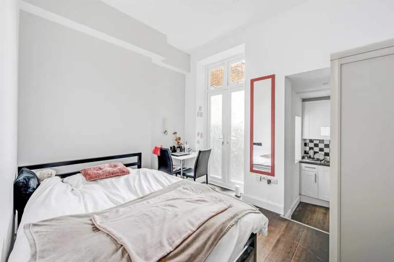 Converted GF Studio Flat Shower Kitchen DBedRoomDiningSittingDoorsPatio InWater VeryNearTubeBusShops