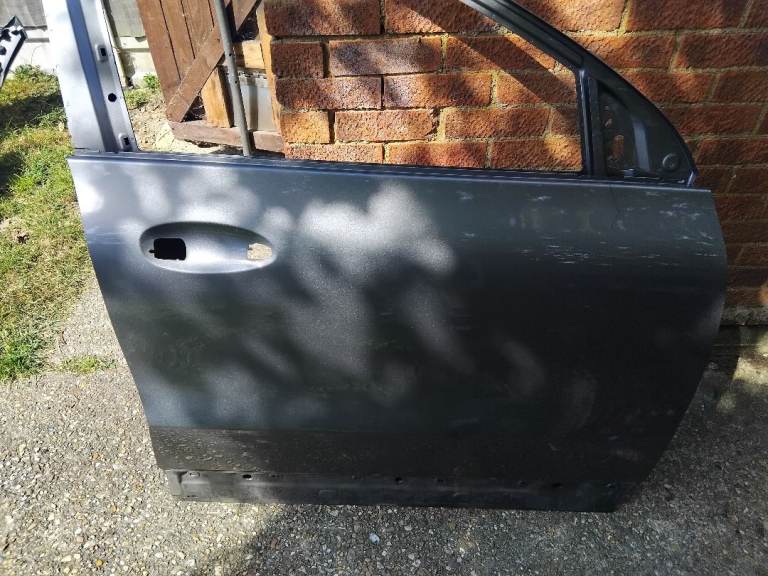 2022 Mercedes gla o/s front door 