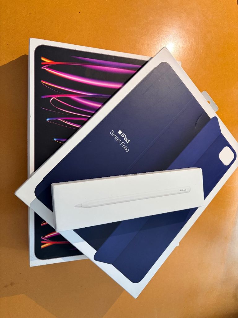 Excellent Apple iPad Pro M2 12.9 inch 6th generation bundle