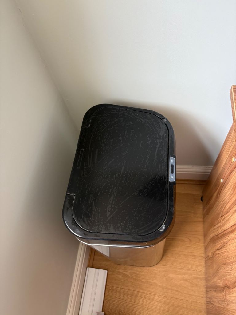 Dustbin with Hands-Free Motion Sensor