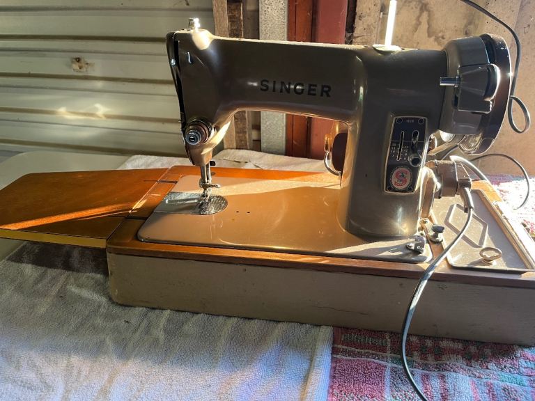 Vintage Singer 185K Sewing Machine 