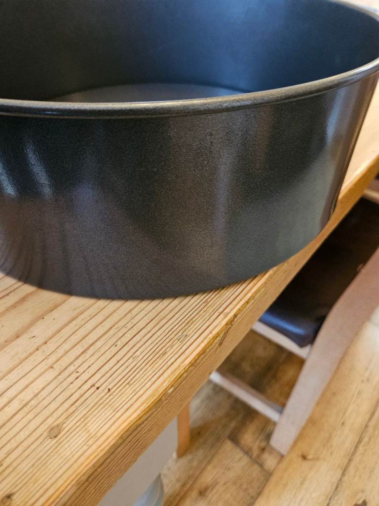 Large cake tin