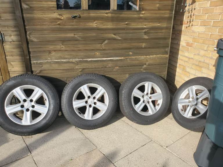 Kia Sportage alloy wheels and new tyres.