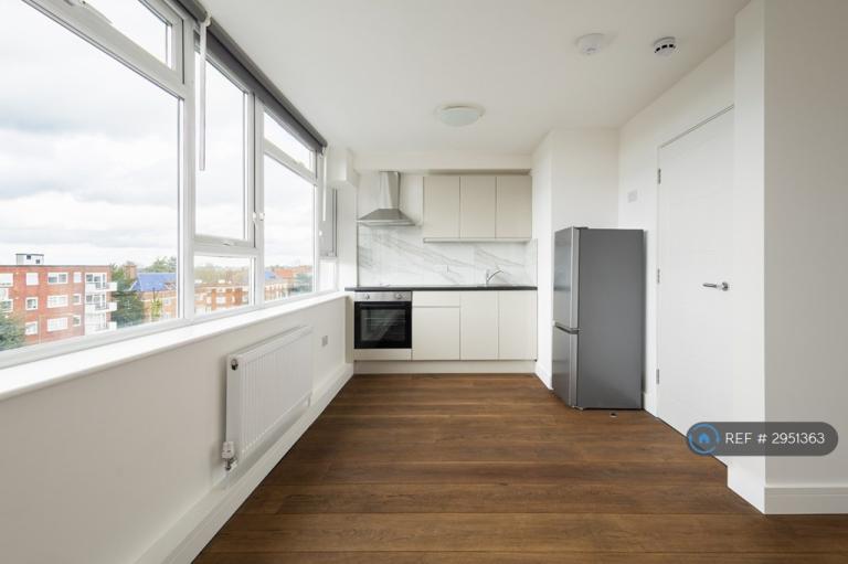 Studio flat in Rubens House, London, N3 (#2951363)