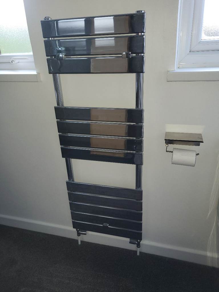 Mirror effect towel rail