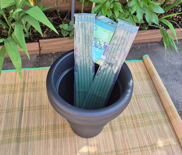 Brand New Gardening Bundle - 2x 40cm Pots, Trellises & Grow Bag