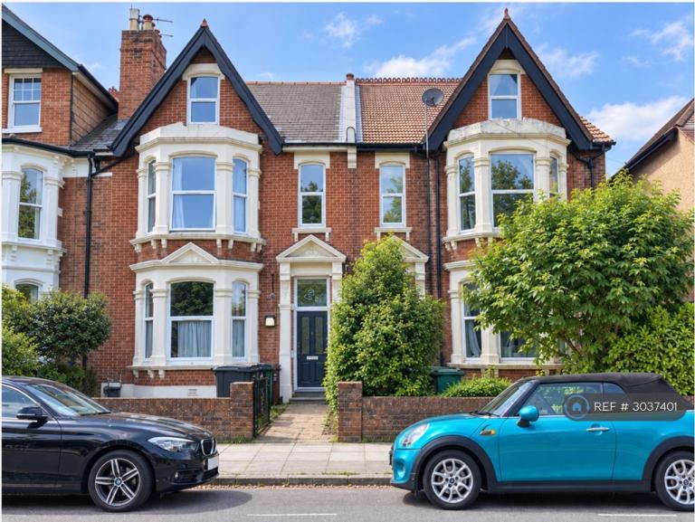 2 bedroom flat in Goldsmith Avenue, Southsea, PO4 (2 bed) (#3037401)