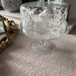 Glass Cake Stand with Dome Lid – As new