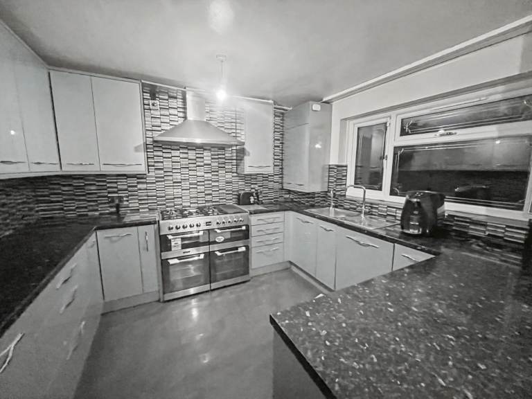 Large Double Room - Close to Farnham Road