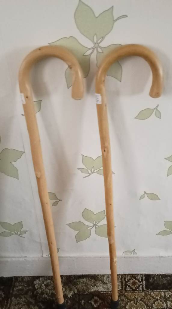 2 walking sticks & bath / shower seat