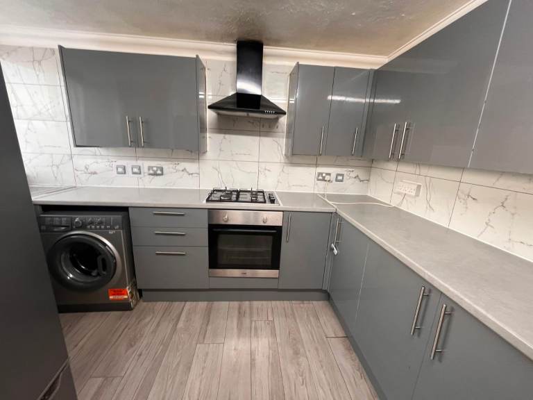 TO LET • 3-Bed Apartment • Greenwich Heights, Woolwich Common, SE18 4NW • Parking • £2,350 pcm