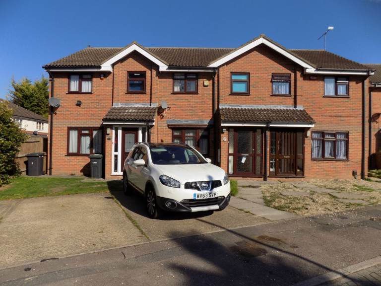 Lovely 3 Bed House in the Limbury / Saints Area - Available Now