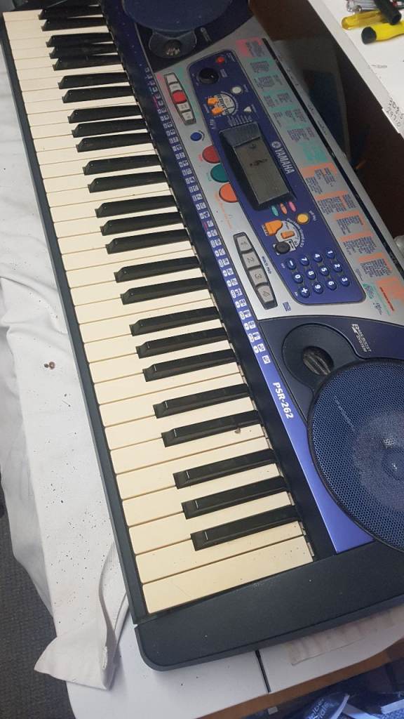 Yamaha PSR-293 Electric Keyboard – Good Condition