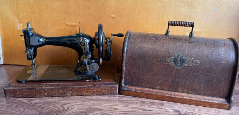 SINGER 28K Antique Hand Crank Sewing Machine - Good Condition