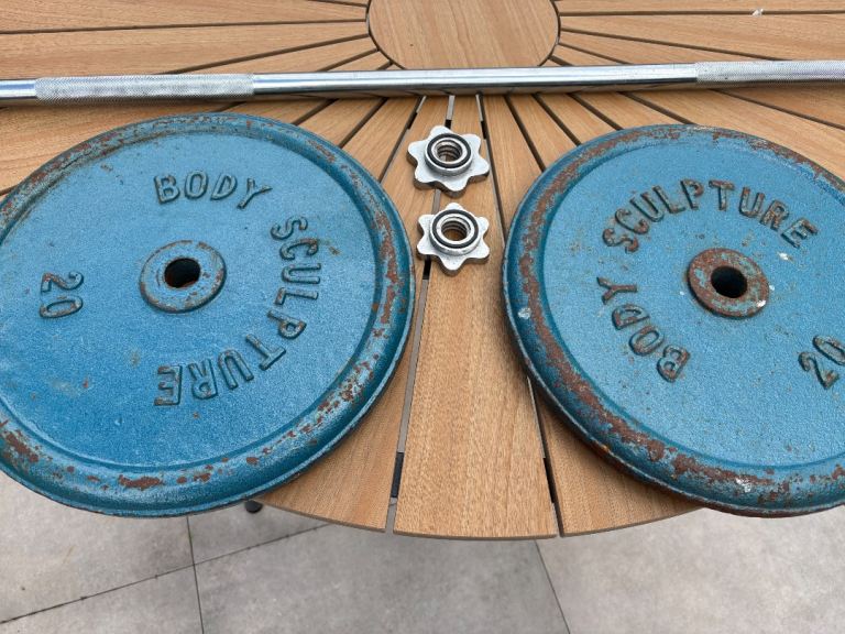 20kg set of weights and bar body sculpture 