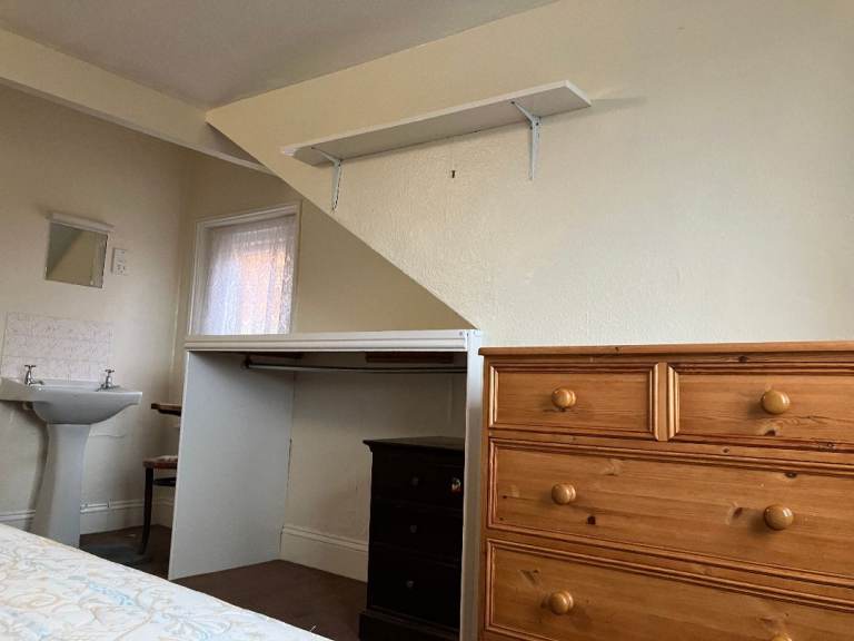 SINGLE ROOM IN SHARED HOUSE WEYMOUTH