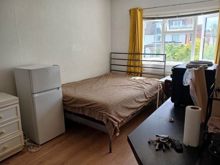 studio flat for one person in golders green