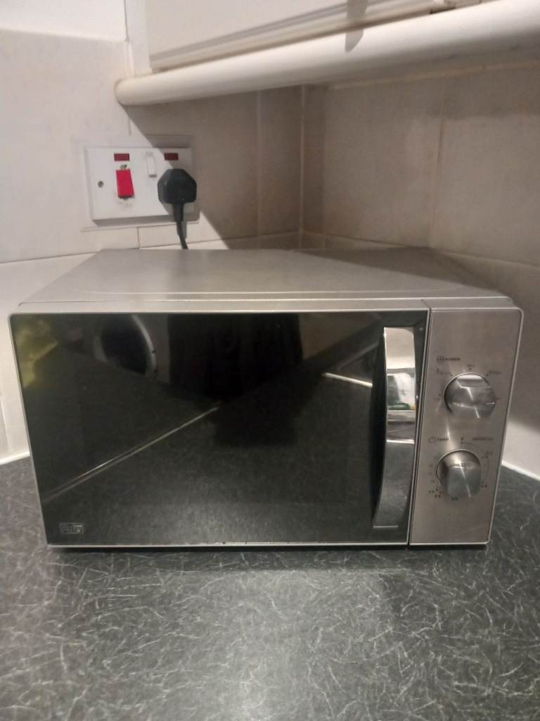 Silver Microwave Oven 700W – Good Condition