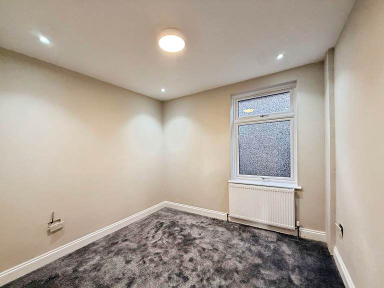 8 BEDROOM BUNGALOW TO RENT 