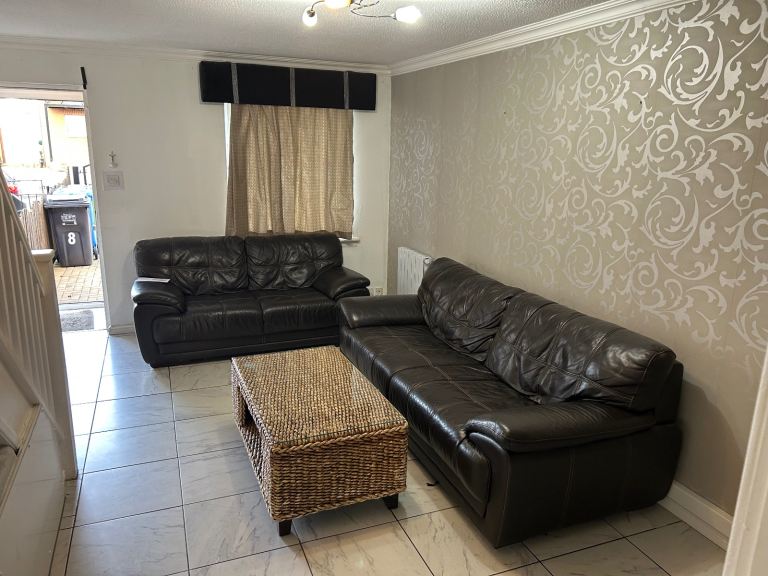 2 bedroom house to let available NOW 