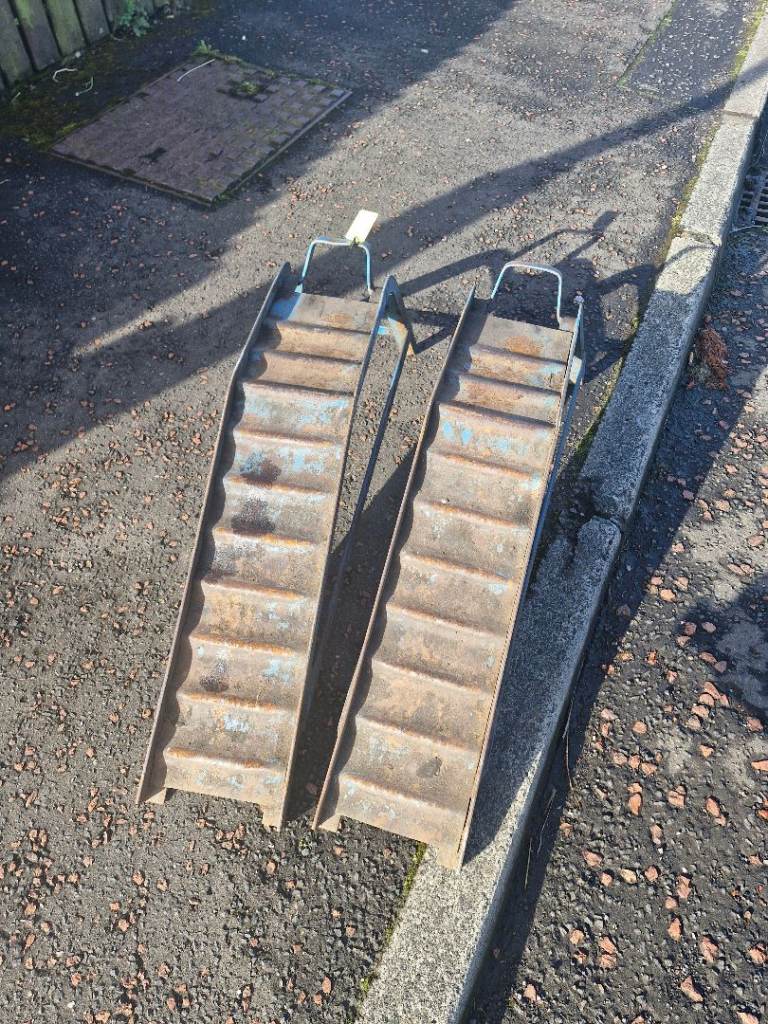 Good set car ramps 