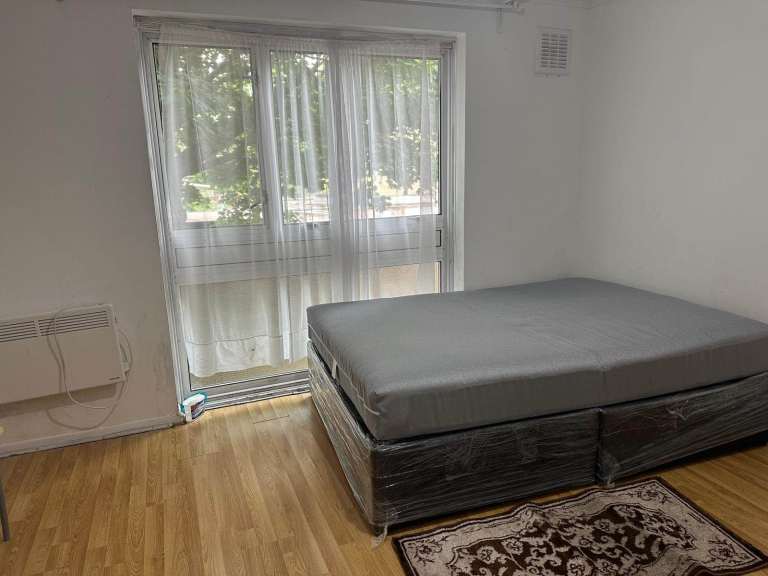 Stratford flat, very close to Romford rd