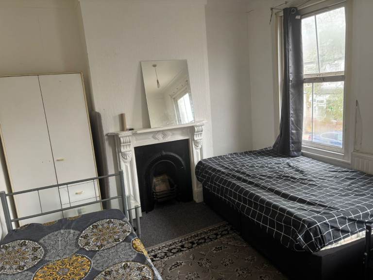 Affordable Shared Room for Students – All Bills Included – £900 PCM- Available Immediately