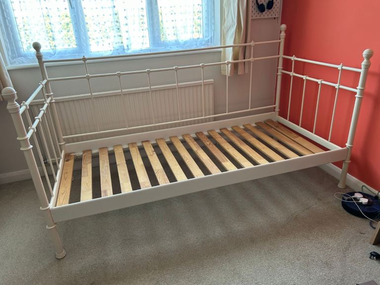 Single Daybed with Mattress. 