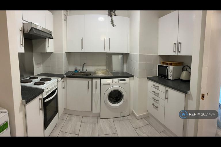 1 bedroom flat in Lord Mountbatten Close, Southampton, SO18 (1 bed) (#2651474)