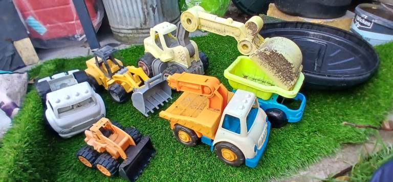 READ DESCR. Toys Trucks Collection of very large toy trucks escavator scooper digger 