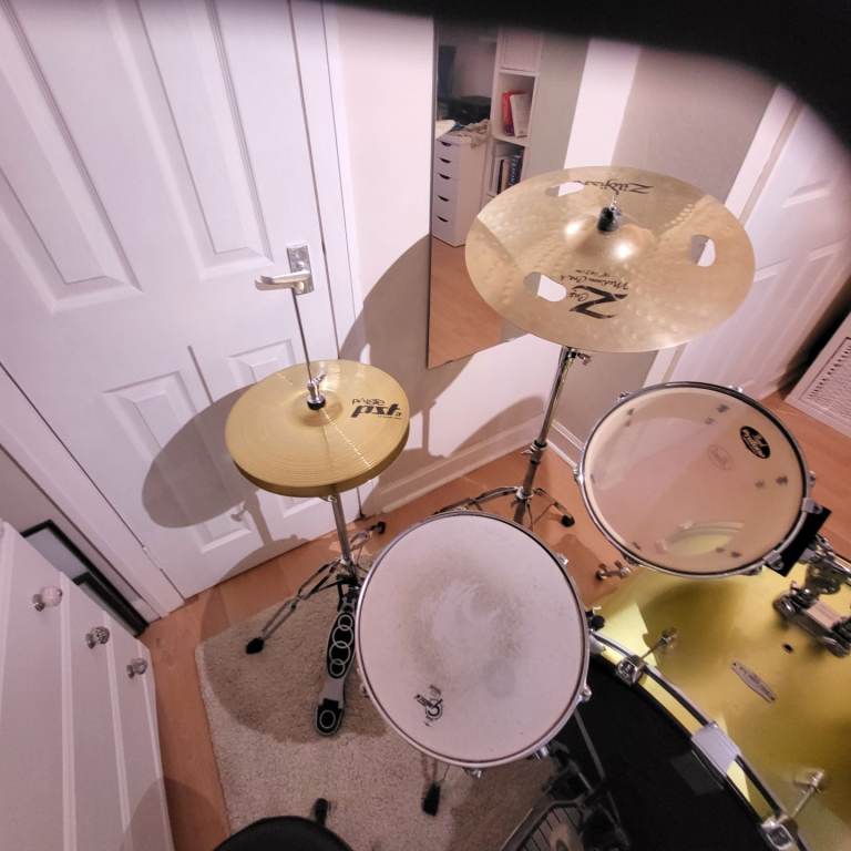 Pearl Forum 5 piece kit with quality Cymbals