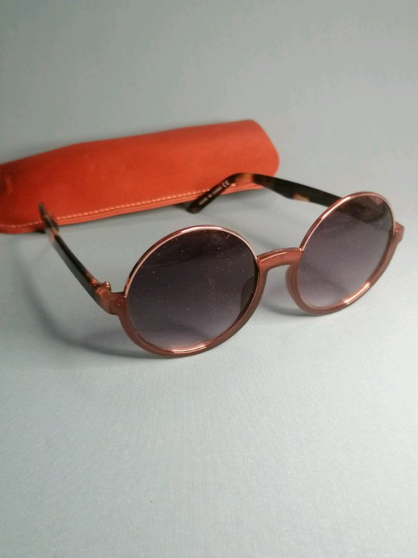 Woman's Sunglass. Good condition. 