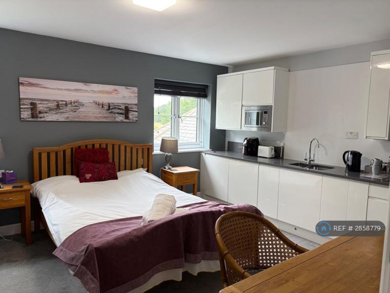 Studio flat in High St, Northampton, NN7 (#2858779)