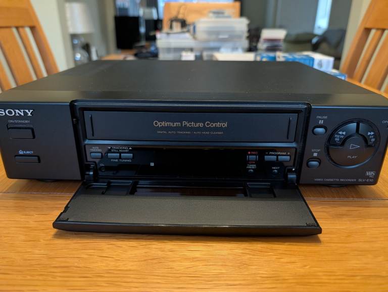 Sony SLV-E10 VHS Video Cassette Recorder + Remote