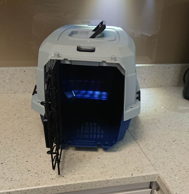 Large pet carrier 