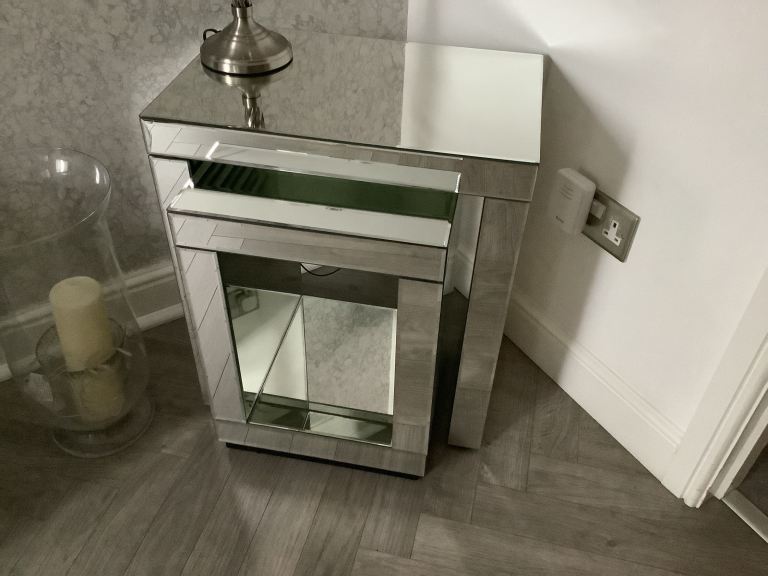 Mirrored tables 